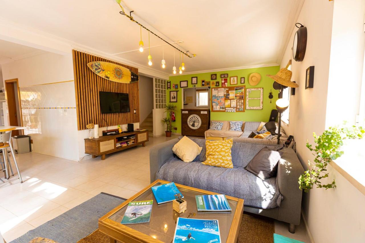 Хостел Pineapple Surf House Атогиа-да-Балейя Экстерьер фото